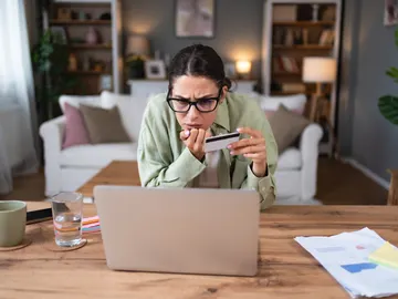Mujer comprando online algo estresada Mujer comprando online algo estresada