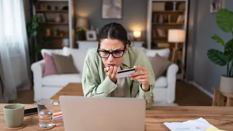 Mujer comprando online algo estresada Mujer comprando online algo estresada