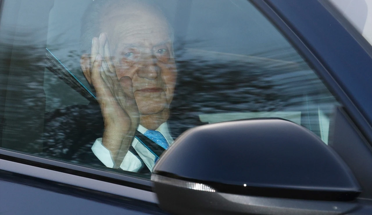 El rey Juan Carlos I en el aeropuerto tras el almuerzo privado en El Pardo para conmemorar los 50 años de la Monarquía