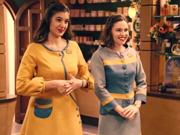 Las chicas de la tienda estrenan los nuevos uniformes mientras llega la comitiva francesa a la fábrica 