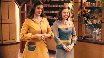 Las chicas de la tienda estrenan los nuevos uniformes mientras llega la comitiva francesa a la fábrica 