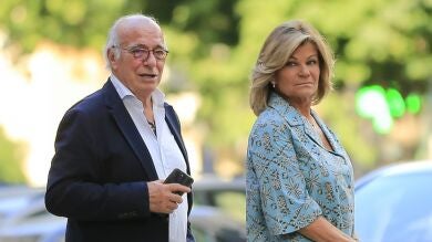 La foto antigua que ha recuperado Cari Lapique de su marido fallecido, Carlos Goyanes, junto a Lolita Flores