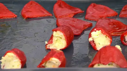 Rellena los pimientos con la farsa y colócalos en la misma bandeja de horno Rellena los pimientos con la farsa y colócalos en la misma bandeja de horno