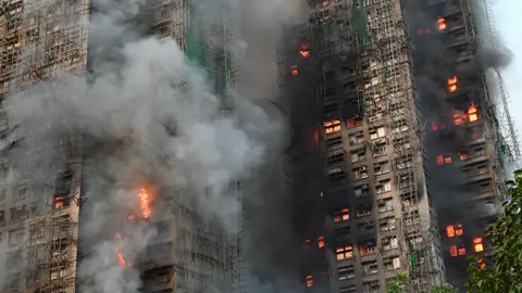 Dos de los edificios afectados por el incendio en Hong Kong Dos de los edificios afectados por el incendio en Hong Kong