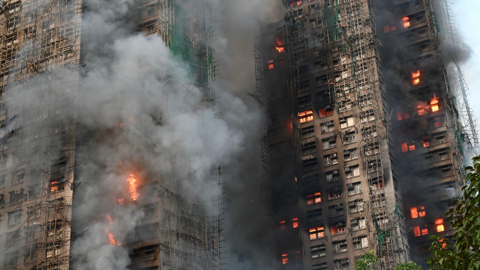 Tres detenidos tras el incendio de varios edificios en Hong Kong, que deja 83 muertos y cerca de 300 desaparecidos