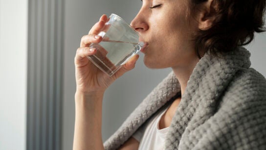 Mujer bebiendo agua