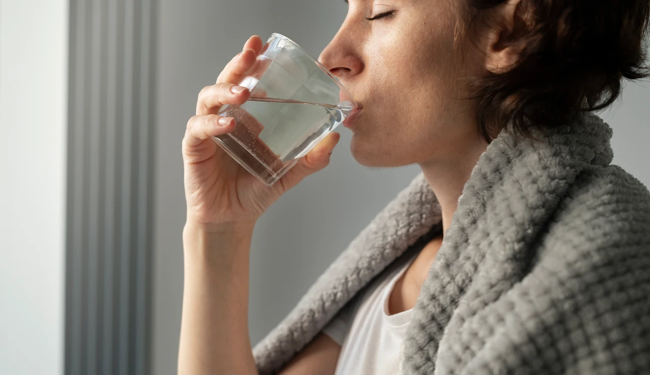 Mujer bebiendo agua