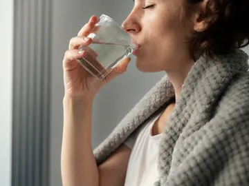 Mujer bebiendo agua Mujer bebiendo agua