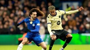 Cucurella hace frente a Lamine Yamal en Stamford Bridge