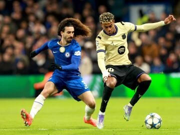 Cucurella hace frente a Lamine Yamal en Stamford Bridge