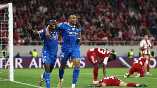 Mbapp&eacute; y Vin&iacute;cius celebran un gol ante Olympiacos