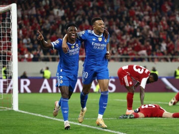 Mbappé y Vinícius celebran un gol ante Olympiacos