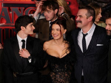 Charlie Heaton, Noah Schnapp, Millie Bobby Brown y David Harbour en la premiere de Stranger Things 5