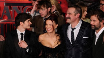 Charlie Heaton, Noah Schnapp, Millie Bobby Brown y David Harbour en la premiere de Stranger Things 5