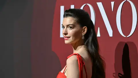 La actriz Anne Hathaway en un acto en octubre de 2025, a los 43 años. La actriz Anne Hathaway en un acto en octubre de 2025, a los 43 años.