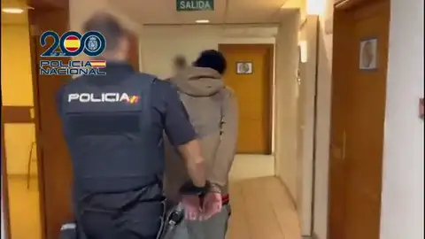 Detención en Lanzarote Un joven de 21 años llega al hospital de Lanzarote con un cuchillo clavado en la espalda