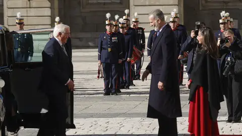 El look con capa de la reina Letizia El look con capa de la reina Letizia