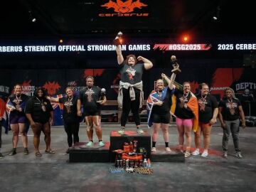Jammie Booker en el podio de los Strongman Games