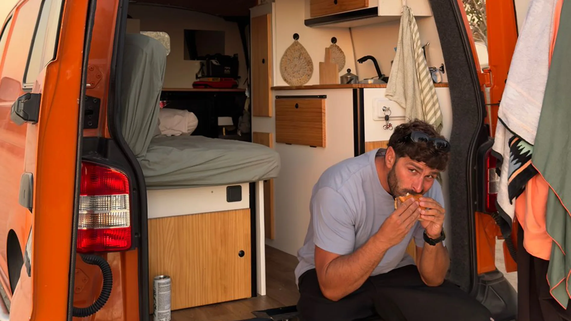 Así vive José Antonio, un joven gaditano opta por vivir en una furgoneta Así vive José Antonio, un joven gaditano opta por vivir en una furgoneta