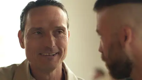 César intenta evitar la prisión y trama un plan para escapar de la policía, esta noche en La Encrucijada César intenta evitar la prisión y trama un plan para escapar de la policía, esta noche en La Encrucijada