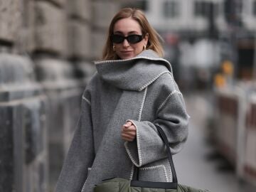 Abrigo con bufanda incorporada