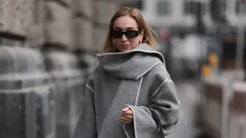 Abrigo con bufanda incorporada Abrigo con bufanda incorporada