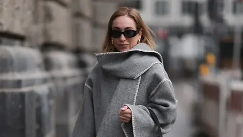 Abrigo con bufanda incorporada Abrigo con bufanda incorporada