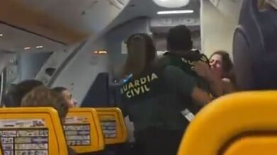 Dos guardias civiles, heridos al reducir a la luchadora de MMA Sinead Kavanagh en un avión
