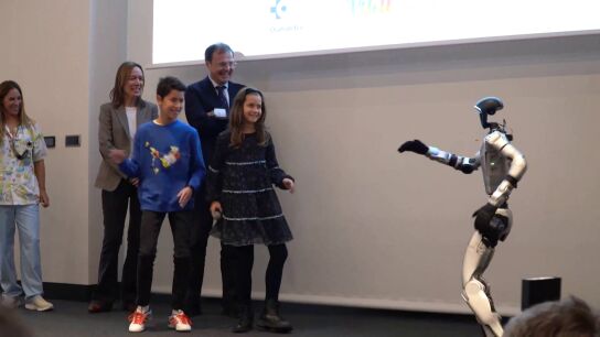 SAAKI, el robot humanoide que acompa&ntilde;a a los ni&ntilde;os en un hospital de Vitoria