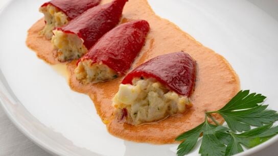 Pimientos rellenos de merluza y huevo, de Argui&ntilde;ano: "Una receta de restaurante de lujo"