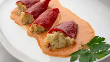 Pimientos rellenos de merluza y huevo, de Arguiñano: "Una receta de restaurante de lujo" Pimientos rellenos de merluza y huevo, de Arguiñano: "Una receta de restaurante de lujo"