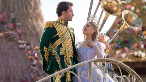 Jonathan Bailey y Ariana Grande en Wicked Parte II Jonathan Bailey y Ariana Grande en Wicked Parte II