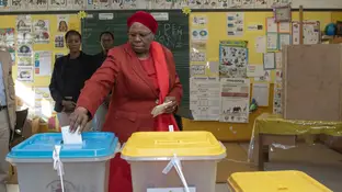 Adolf Hitler a las puertas de ganar las próximas elecciones en Namibia Netumbo Nandi-Ndaitwah, candidata presidencial de la Organización Popular de África Sudoccidental, emite su voto en un colegio electoral en Windhoek, Namibia.