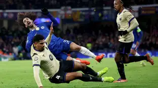 La entrada de Araújo a Cucurella que le costó la roja La entrada de Araújo a Cucurella que le costó la roja