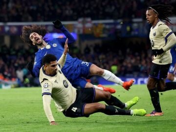 La entrada de Araújo a Cucurella que le costó la roja