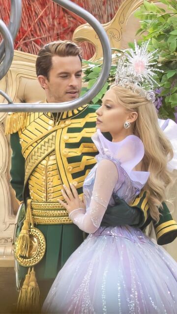 Jonathan Bailey y Ariana Grande en Wicked Parte II