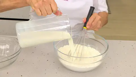 Con la leche fría reservada, haz una papilla y remueve bien Con la leche fría reservada, haz una papilla y remueve bien