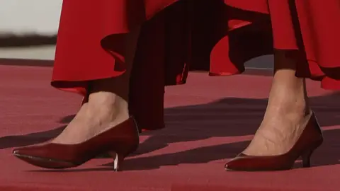 Los zapatos burdeos de la reina Letizia Los zapatos burdeos de la reina Letizia