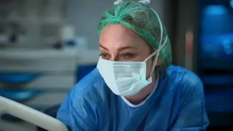 “No te rindas, mi niña”: Bahar le habla a Seren como a una hija y le pide que luche por vivir “No te rindas, mi niña”: Bahar le habla a Seren como a una hija y le pide que luche por vivir