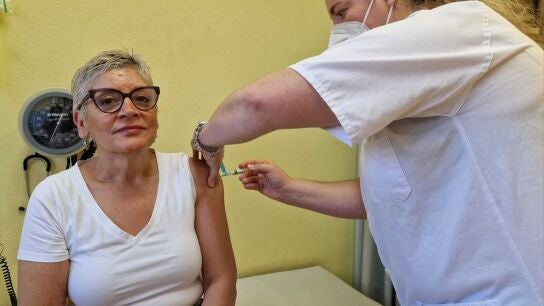 La consejera de Salud del Principado de Asturias, Concepci&oacute;n Saavedra, recibe la vacuna de la gripe.REMITIDA / HANDOUT por GOBIERNO DE ASTURIASFotograf&iacute;a remitida a medios de comunicaci&oacute;n exclusivamente para ilustrar la noticia a la que hace referencia la imagen, y citando la procedencia de la imagen en la firma25/11/2025