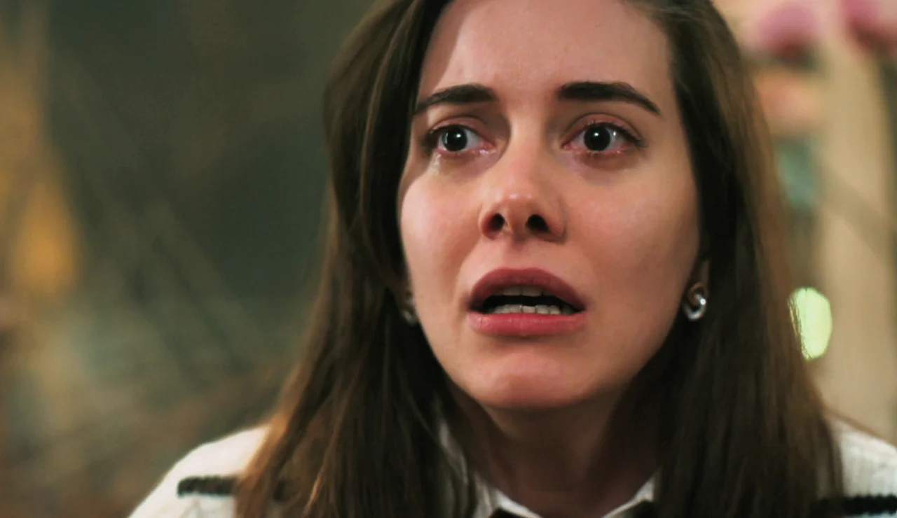 Suna acude desesperada a la vidente Frikiye y recibe una advertencia que la deja aún más inquieta