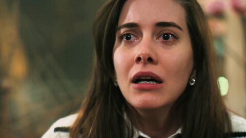 Suna acude desesperada a la vidente Frikiye y recibe una advertencia que la deja aún más inquieta