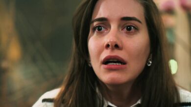 Suna acude desesperada a la vidente Frikiye y recibe una advertencia que la deja aún más inquieta