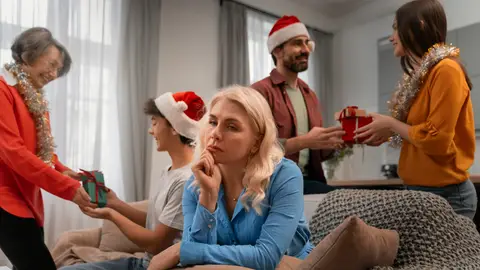 Una mujer triste en medio de la Navidad Una mujer triste en medio de la Navidad