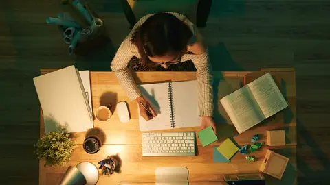 Persona estudiando Persona estudiando