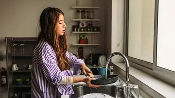 Chica lavando platos Chica lavando platos