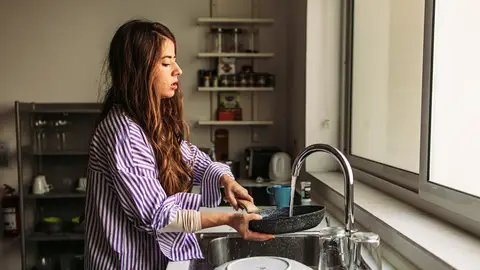 Chica lavando platos Chica lavando platos