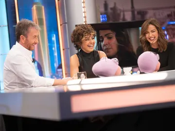 La opinión sincera de Sonsoles Ónega sobre Las hijas de la criada: "Hay cosas de la serie que mejoran la novela" La opinión sincera de Sonsoles Ónega sobre Las hijas de la criada: "Hay cosas de la serie que mejoran la novela"