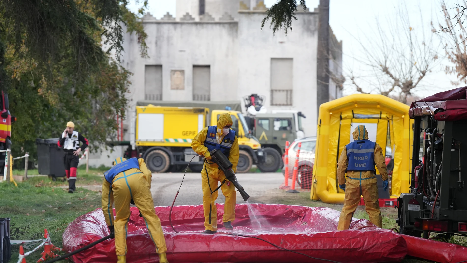 Varias personas de la UME desinfectan vehiculos, durante la presentación de los medios de la UME para el control de la peste porcina Varias personas de la UME desinfectan vehiculos, durante la presentación de los medios de la UME para el control de la peste porcina