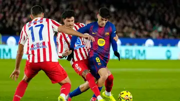 Pedri en una jugada ante Giménez Pedri en una jugada ante Giménez